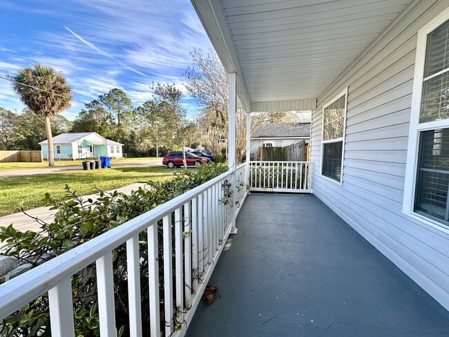 Building Photo - Charming and fully-fenced St. Augustine ho...