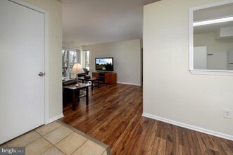 Building Photo - 339 Woodlake Dr
