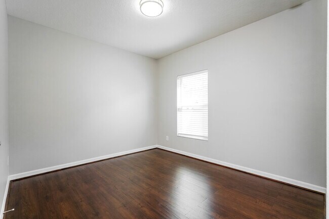 Building Photo - 7211 Wakeview Dr