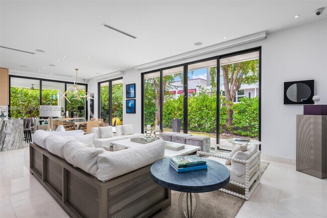 Building Photo - 4675 NE 2nd Ave