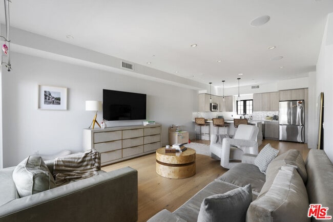 Building Photo - 738 Parkman Ave