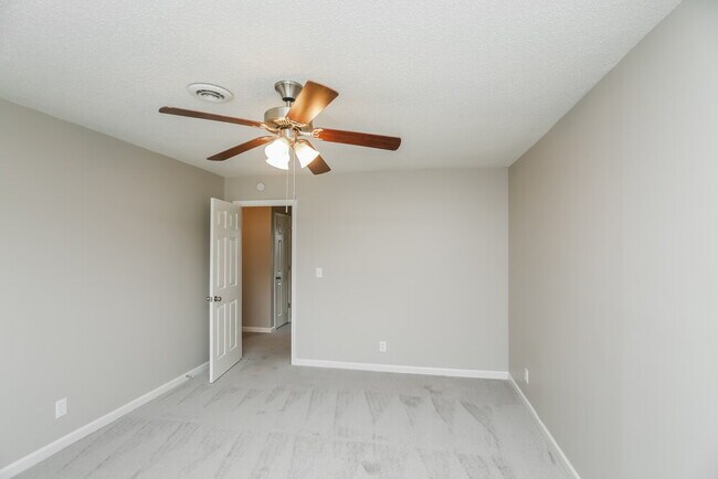 Building Photo - 409 W I Pky