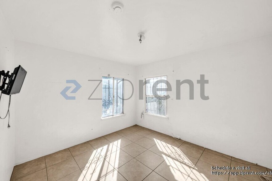 Building Photo - 910 E 90th St