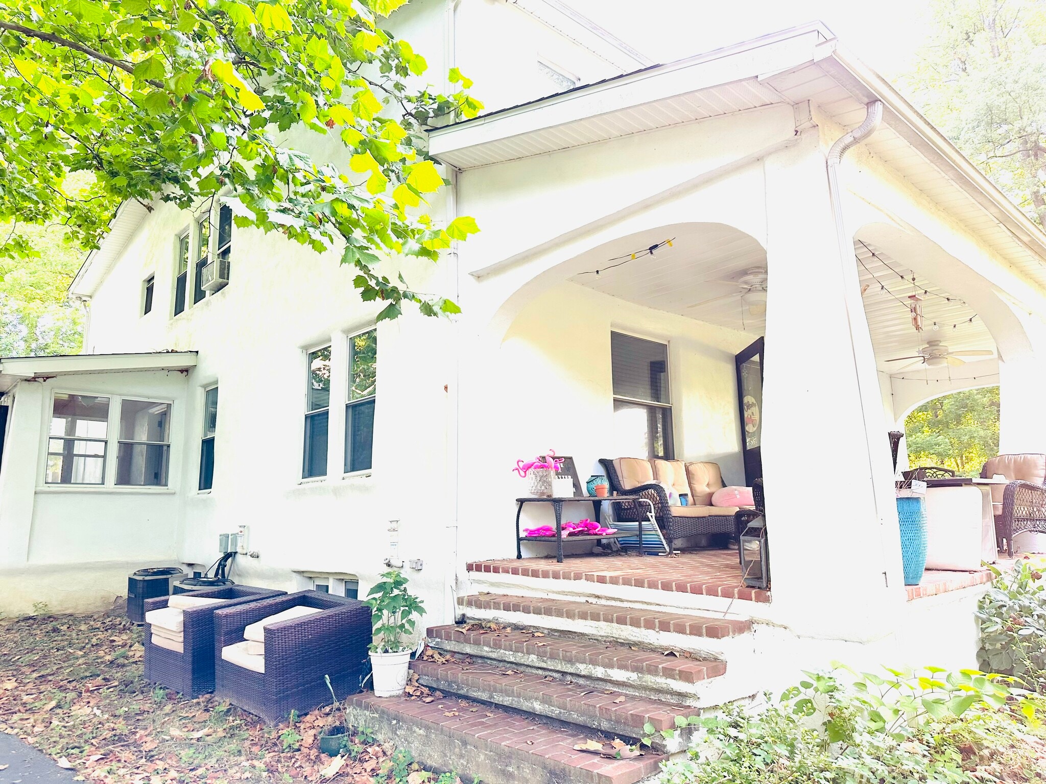 Front Porch - 823 W Miner St