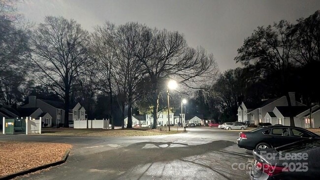 Building Photo - 1560 Hunt Club Ct