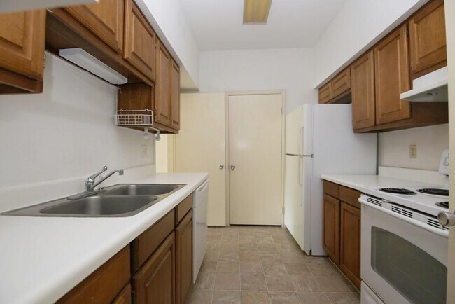 Building Photo - 2475 Underwood St