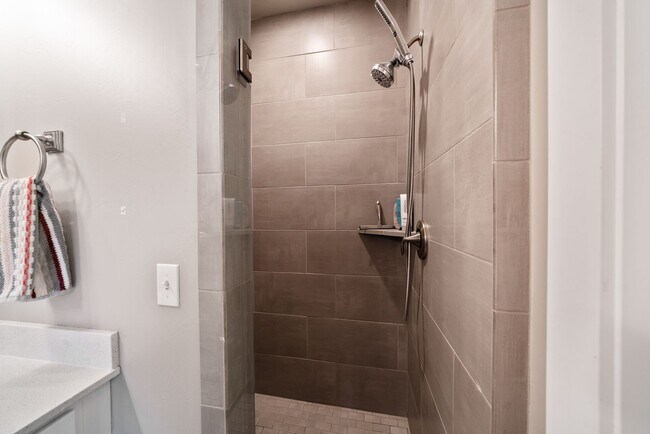 Building Photo - Modern 4-bedroom 3-bathroom Home