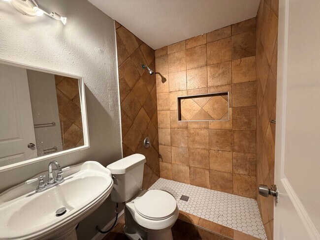 Building Photo - Charming 2-Bedroom Property in Fort Worth!