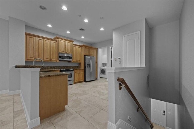 Building Photo - 4902 Vine Cliff Way E