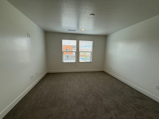 Building Photo - Brand New Townhome