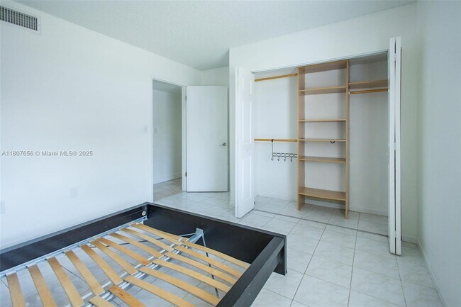 Building Photo - 281 W Park Dr