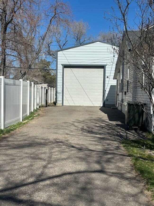 Building Photo - 726 N 11th Ave