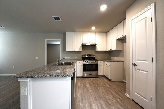 Building Photo - NEAR GOLF COURSE  |  3 BEDROOMS  |  2 BATH...