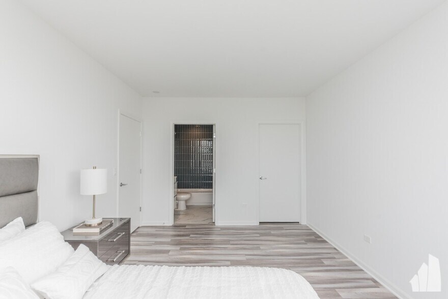 Building Photo - 2534 W Fullerton Ave