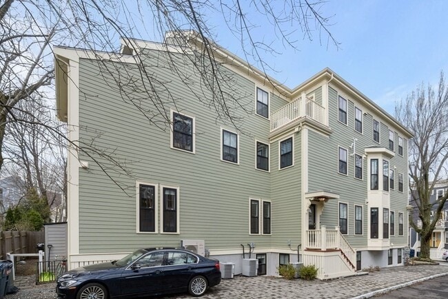 Building Photo - 20 Tufts St