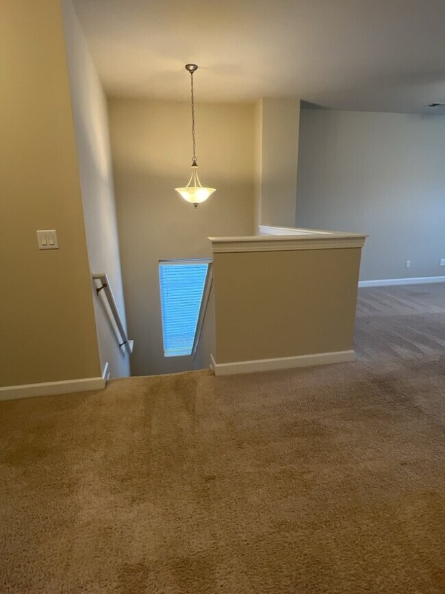 Building Photo - 579 Crossland Dr