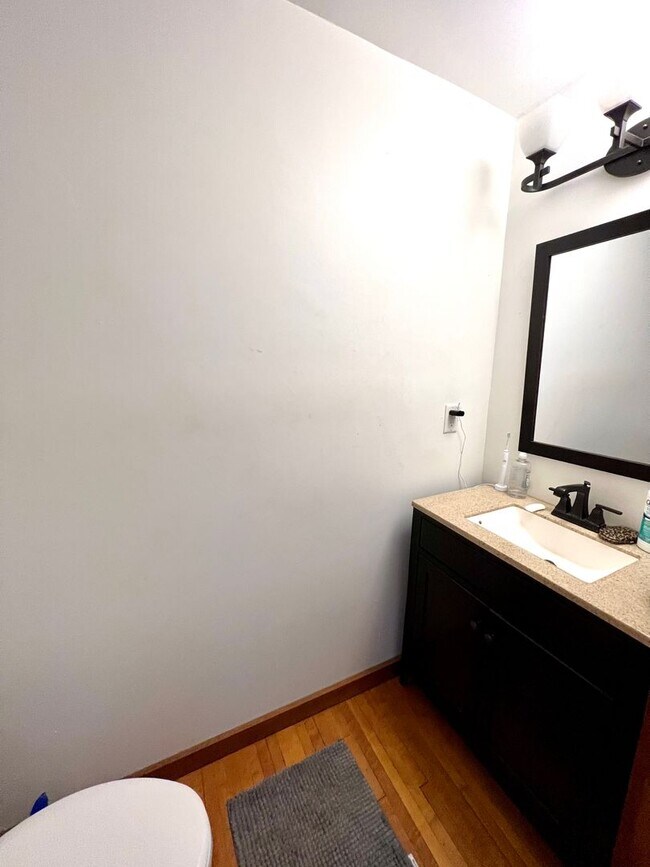 Building Photo - AVAILABLE JUNE - Charming 4 Bed 1.5 Bath Home