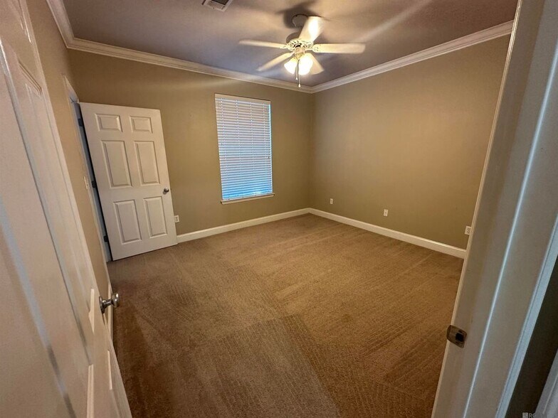 Building Photo - 900 Dean Lee Dr
