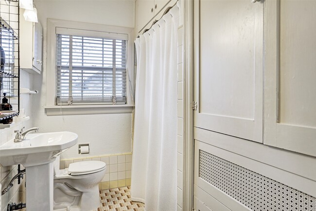 Building Photo - 2112 Banks St