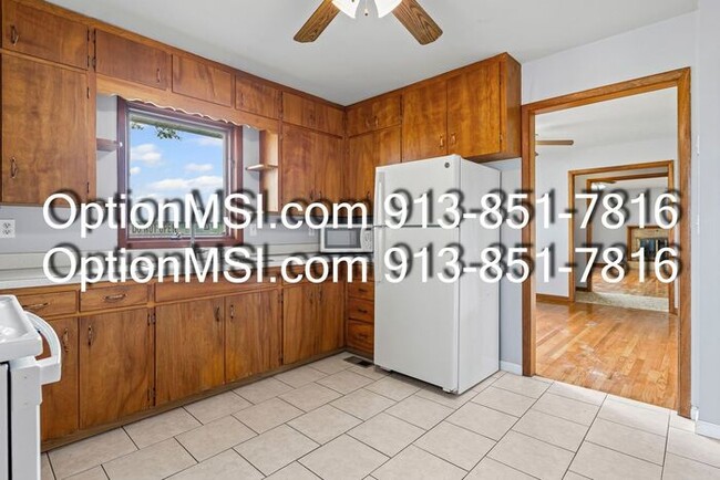 Building Photo - Spacious and move in ready!