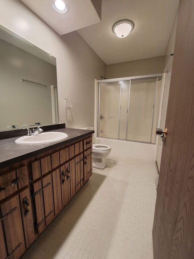 Building Photo - Near Med Center 2 Bedroom, 1.5 Bathroom To...