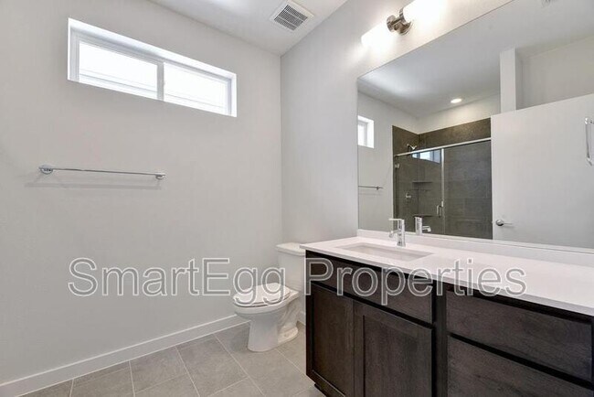 Building Photo - 801 N Bluff Dr