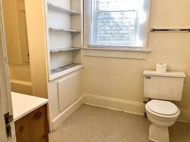 Building Photo - 5 Bedroom House - Walking distance from Central Campus