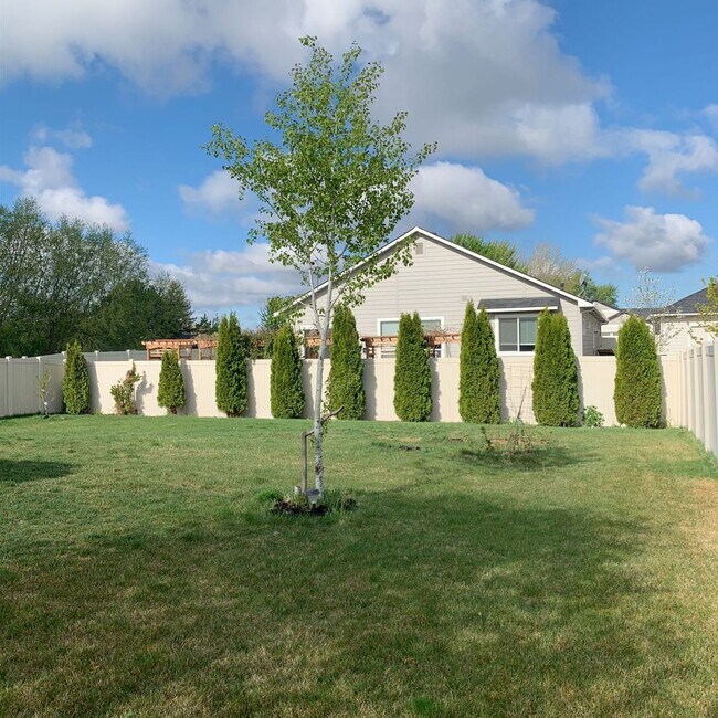 Building Photo - Desirable Home in Meridian with 3 Car Garage!