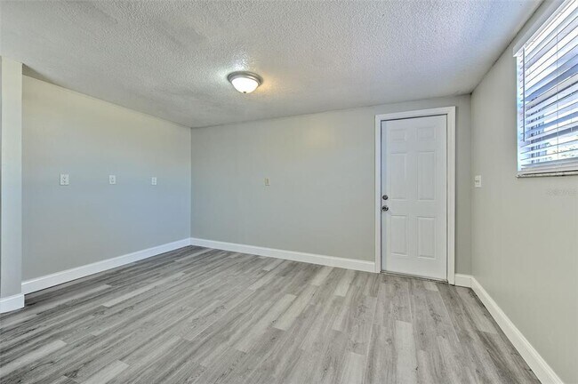 Building Photo - 10928 N 15th St