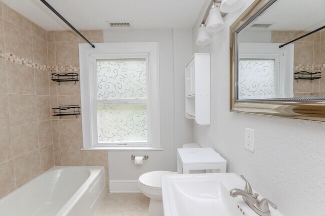 Building Photo - Stunning home rental in Portsmouth!