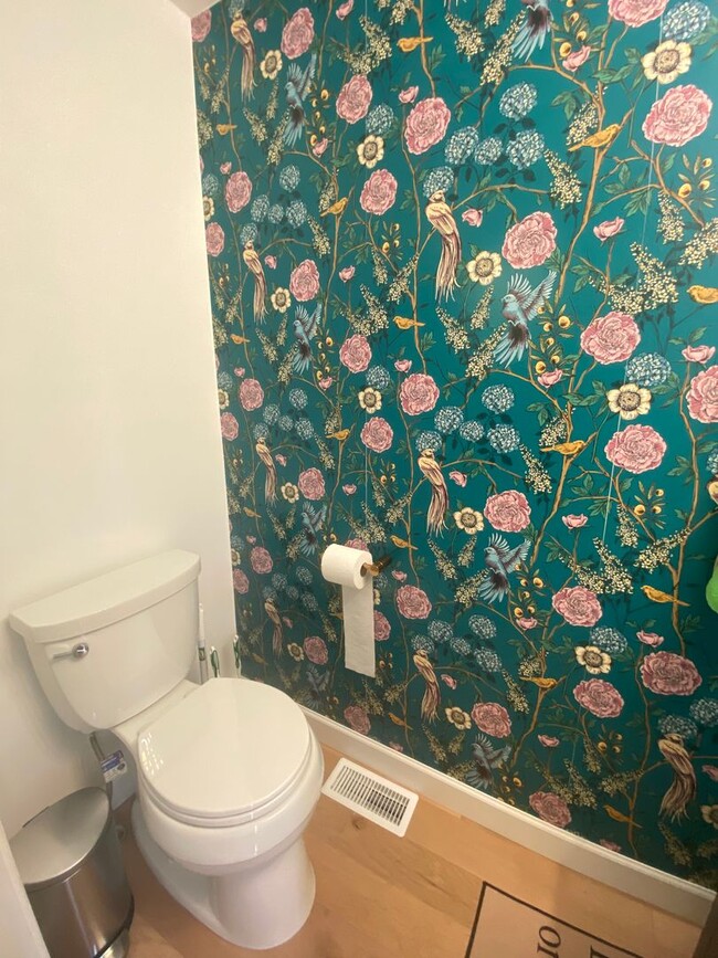 Building Photo - Cozy 2B/2B Remodeled Town Home Just Minute...