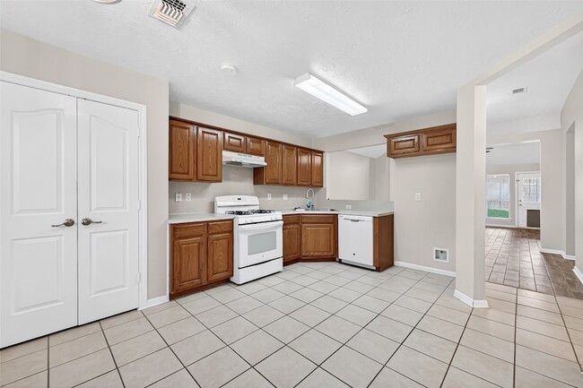 Building Photo - 22938 Sugar Bear Dr