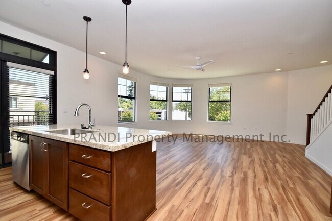 Building Photo - 107 G St