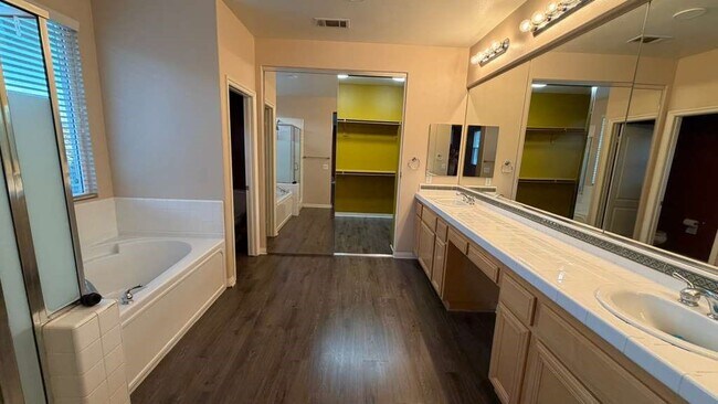 Building Photo - 28622 High Ridge Dr