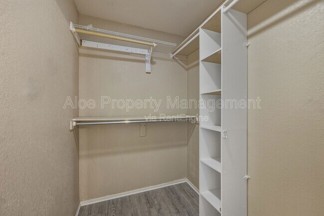 Building Photo - 6120 E Augusta Cir