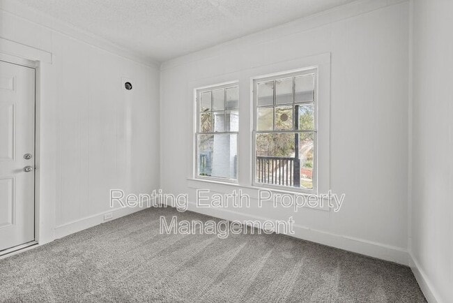 Building Photo - 612 12th St W