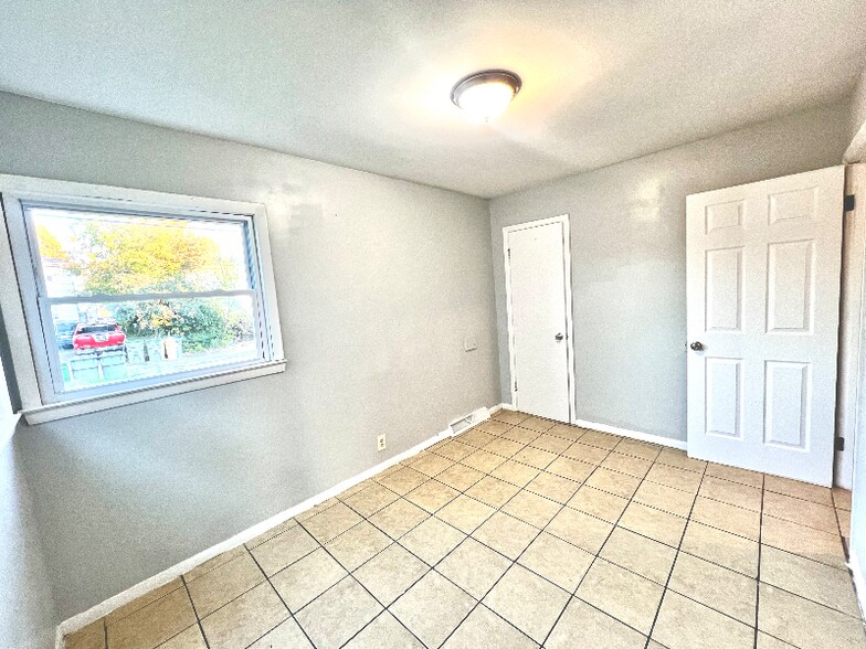 Building Photo - 5816 N 62nd St