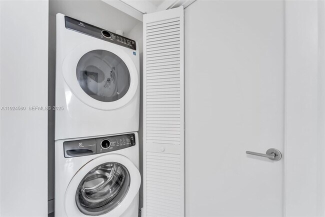 Building Photo - 300 Sunny Isles Blvd