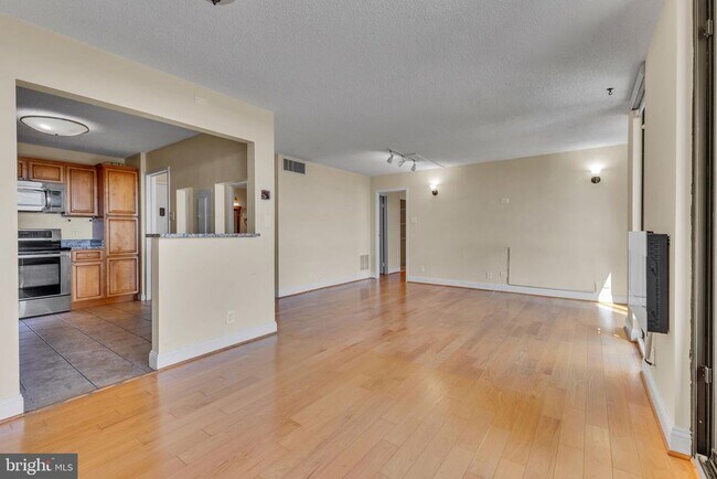 Building Photo - 6800 Fleetwood Rd