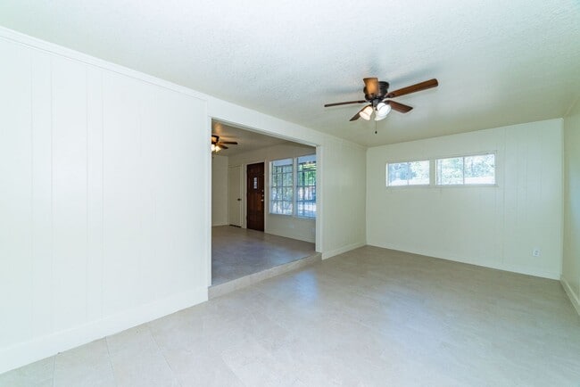 Building Photo - Charming 3-Bedroom
