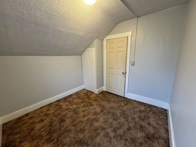 Building Photo - Cozy 2-Bedroom House with Heat Included