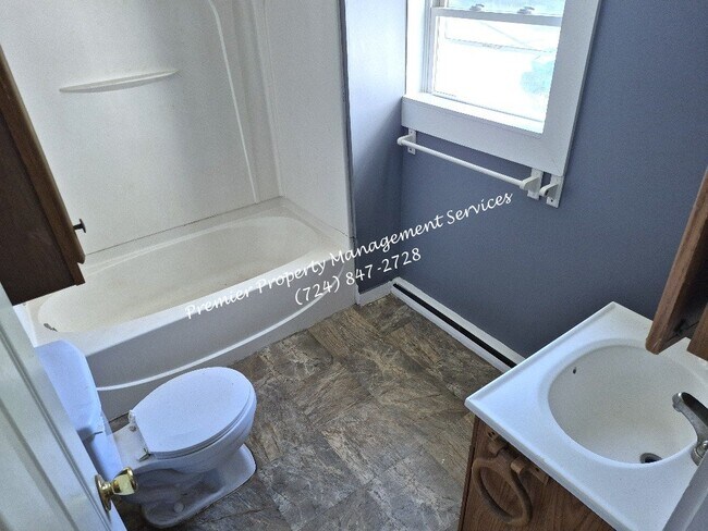 Building Photo - 421 Schiller St