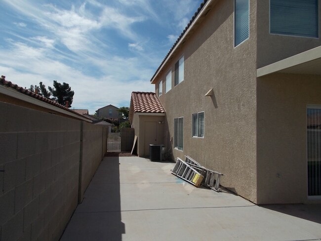 Building Photo - Desirable Move-In Ready Home with Loft, Fireplace & Oversized Garage