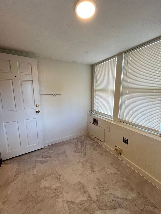 Building Photo - Large 2 Bed 1 Bath 1 car garage Duplex in Shartel Blvd Addn