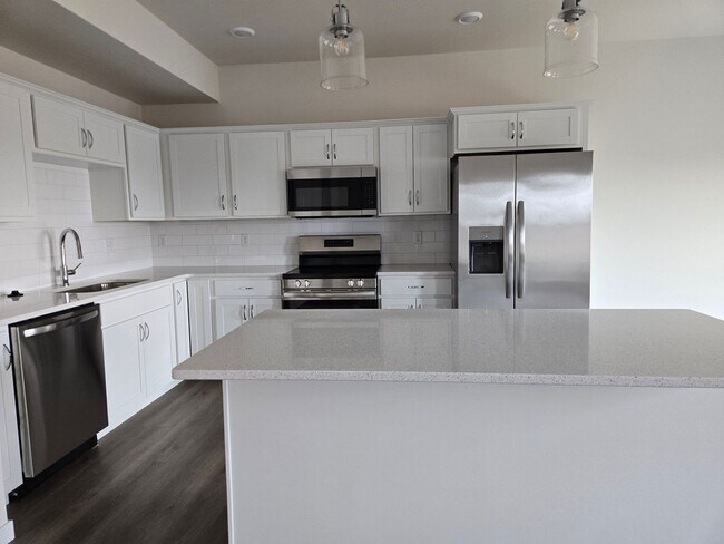 Building Photo - RaeMat LLC