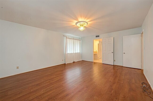 Building Photo - 642 S Ripple Creek Dr