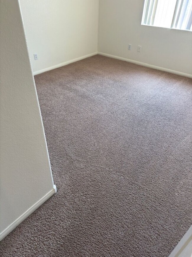 Building Photo - LARGE Spacious 5 Bedroom Single Family Home!!