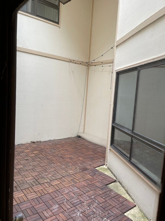 Building Photo - 058 (1262-64 Stanyan)