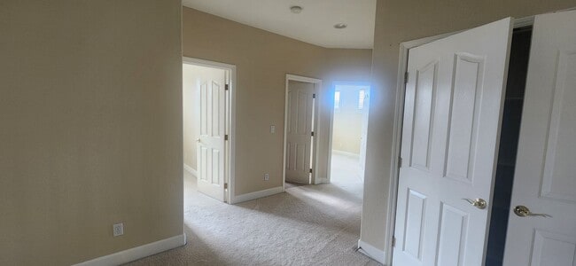 Building Photo - 5 Bedroom Home Behind the Gate of Wisteria Place