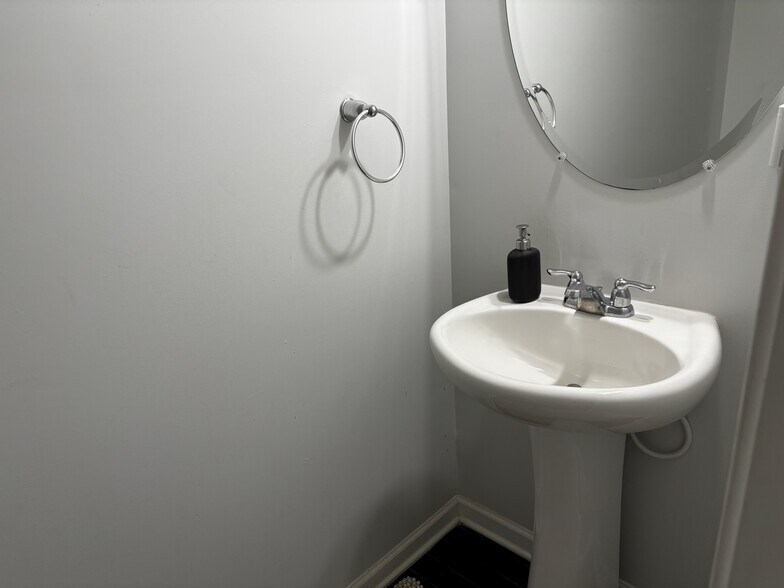 Building Photo - 5600 Moresby Ct